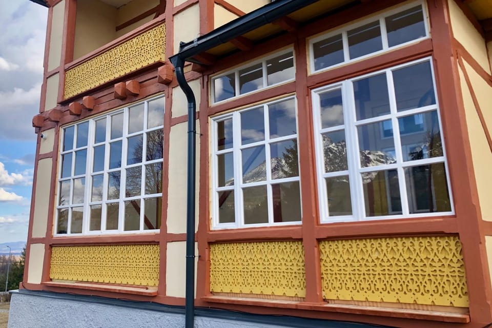 Property building, Day, Sauna, Balcony/Terrace, Seating area, Mountain view