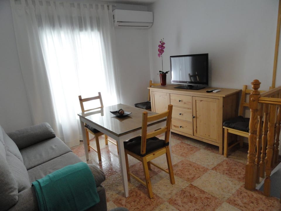 Communal lounge/ TV room, Living room, Dining area
