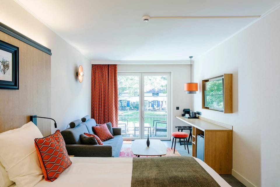 Patio, Bed, TV and multimedia, Living room, Seating area, Dining area, Bedroom