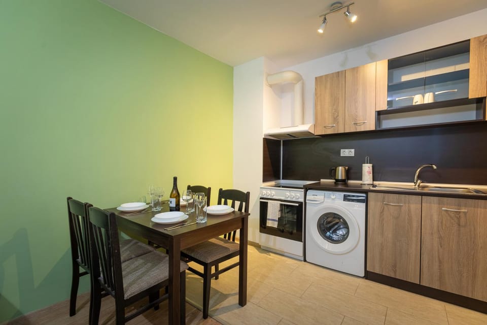 Kitchen or kitchenette, Dining area, pet friendly, stove, washing machine