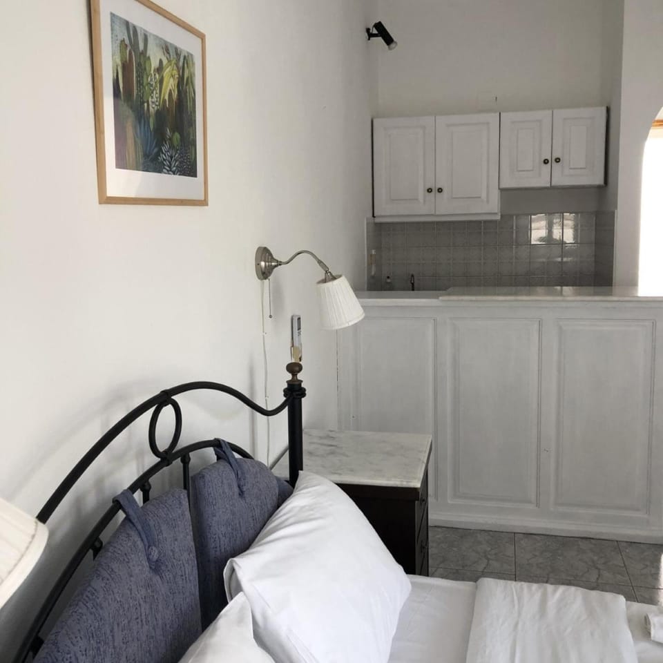 Bed, Kitchen or kitchenette, Bedroom