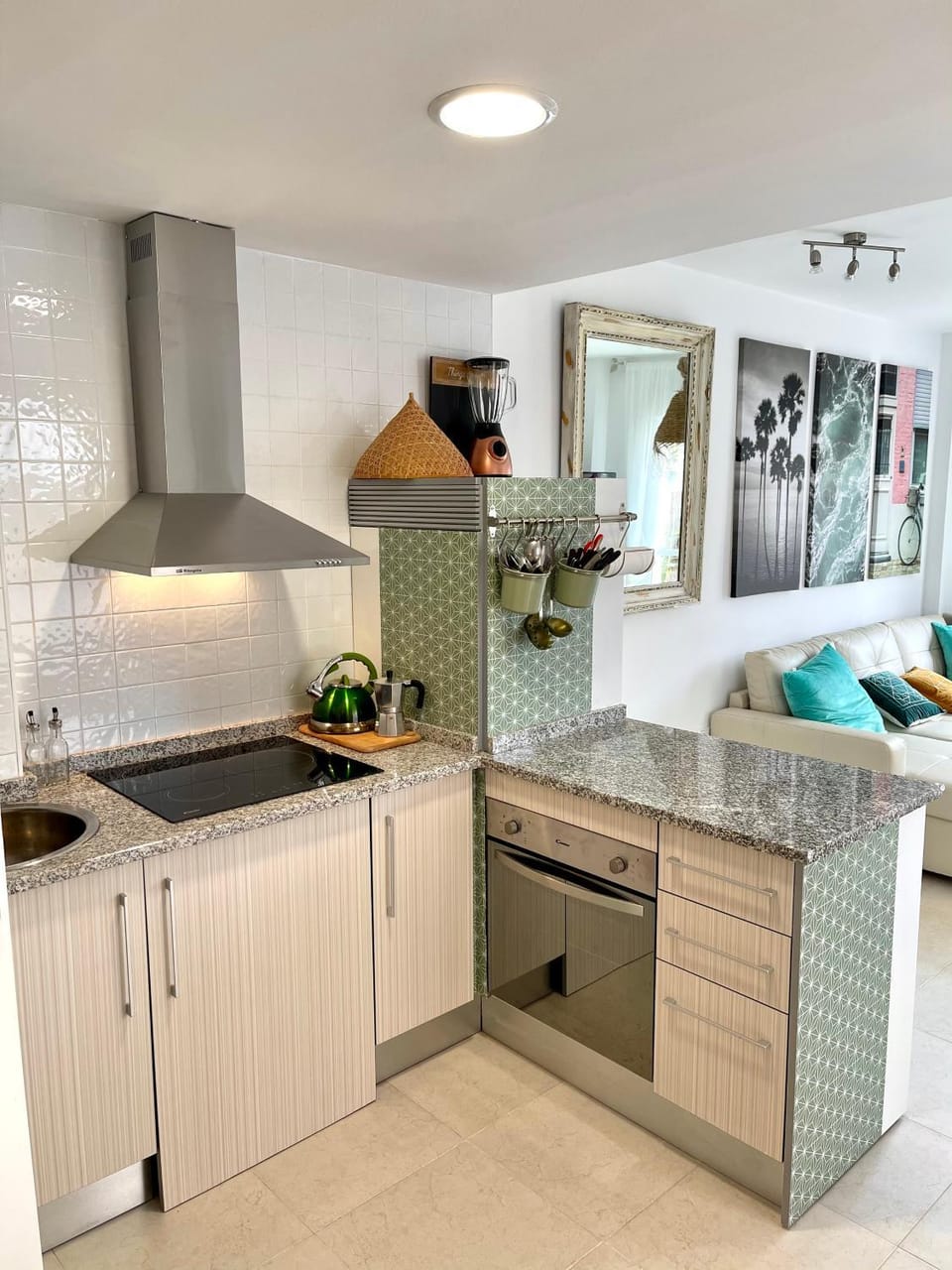 Kitchen or kitchenette, Food and drinks