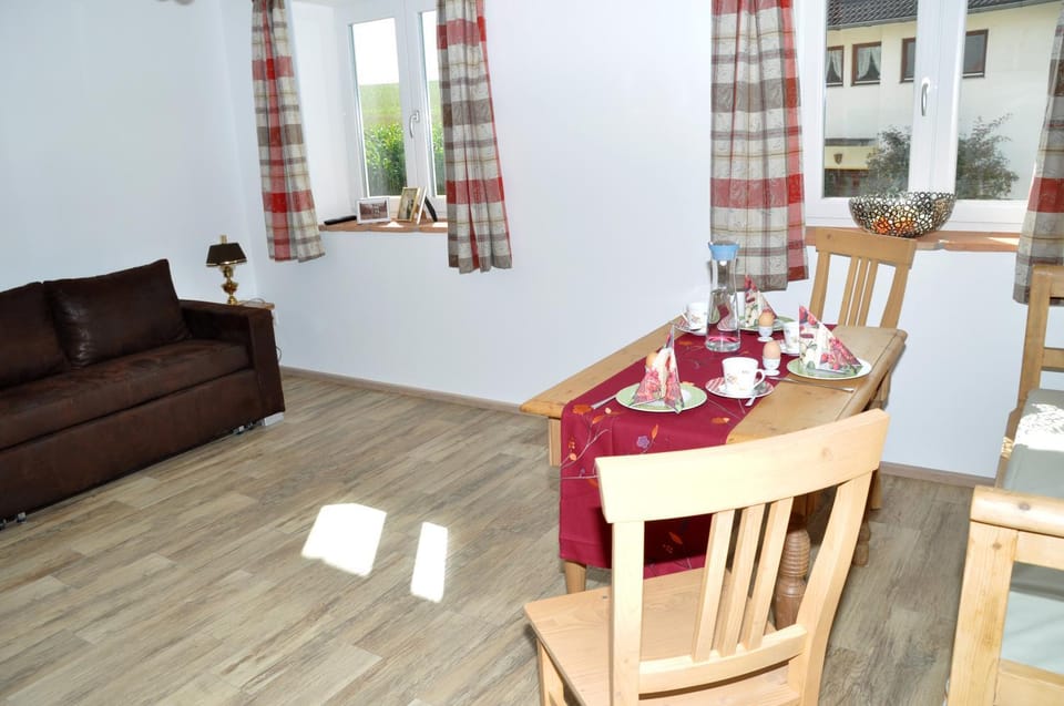 Day, Dining area