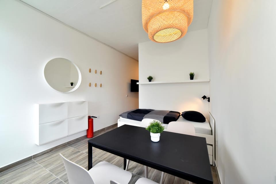 Bed, Dining area
