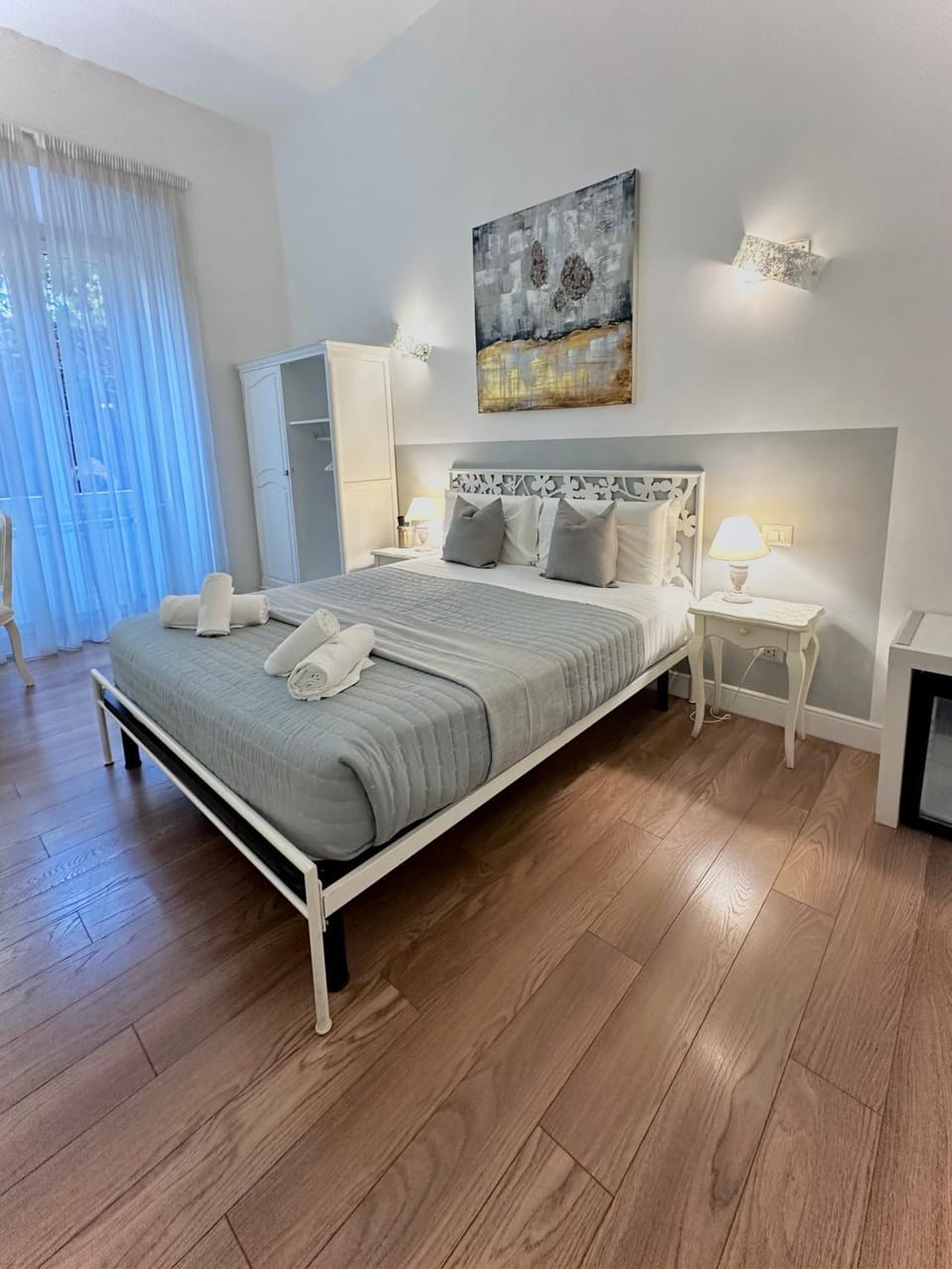 Photo of the whole room, Bedroom, towels
