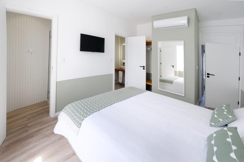 Bed, TV and multimedia, Bedroom, air conditioner