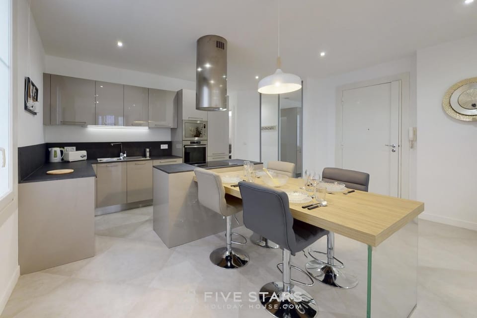 Kitchen or kitchenette, Living room, Dining area, minibar, stove