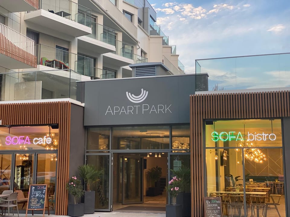 Restaurant/places to eat, Facade/entrance, Windsurfing, elevator