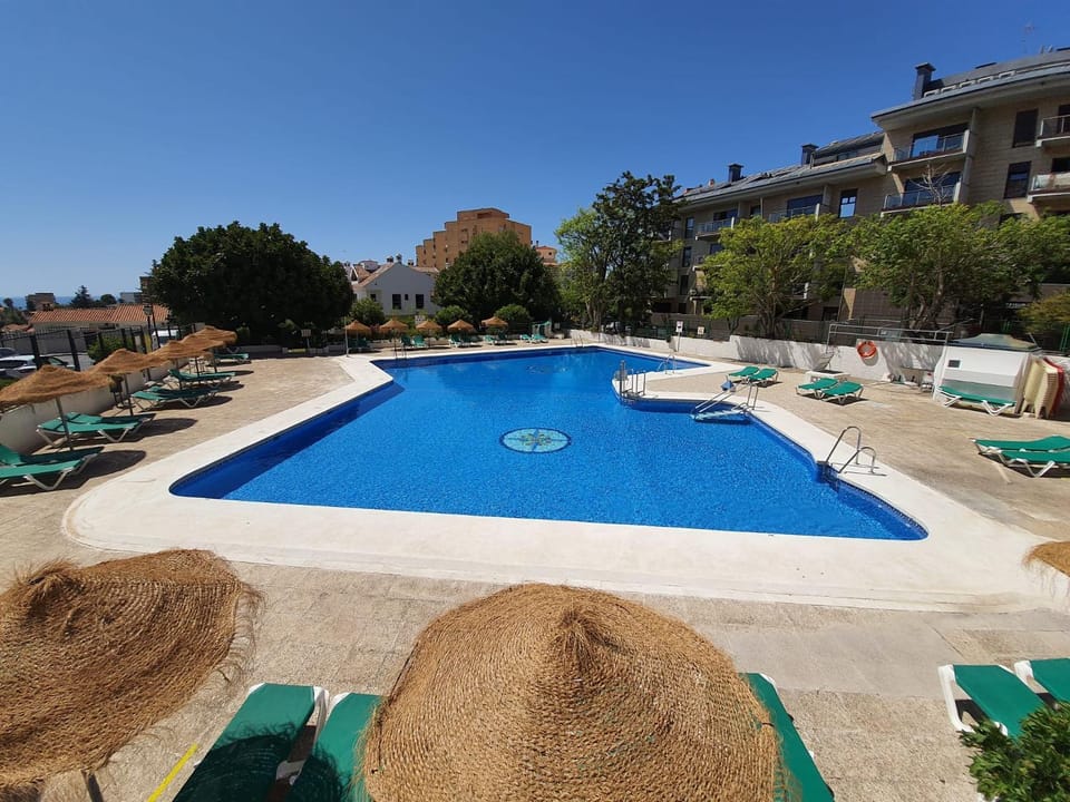 Day, Swimming pool, sunbed