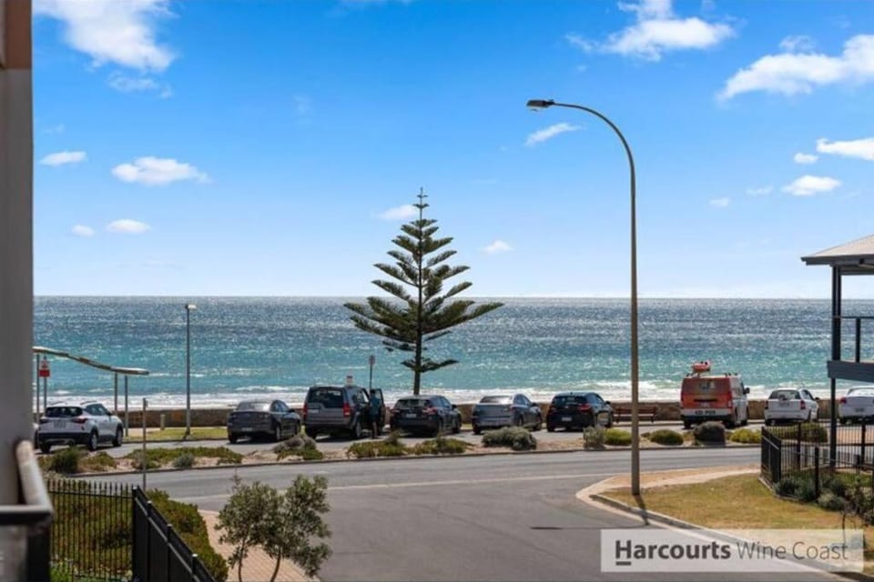 Moana Seaside Retreat - 2 Bedroom, spa , living area & pet friendly Apartment in Adelaide