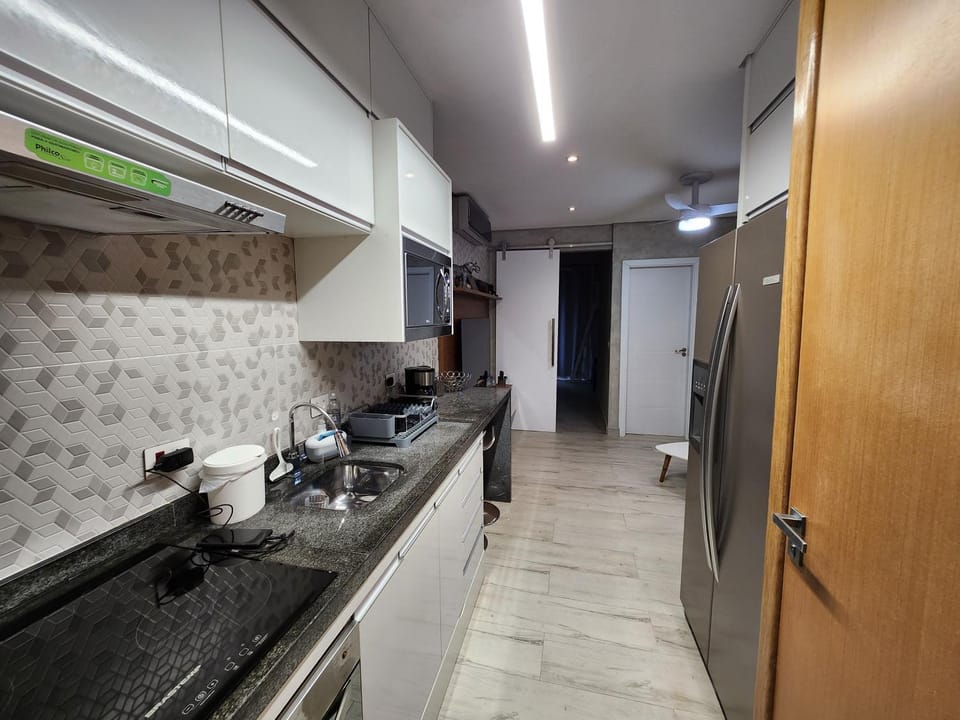 Kitchen or kitchenette, minibar, stove