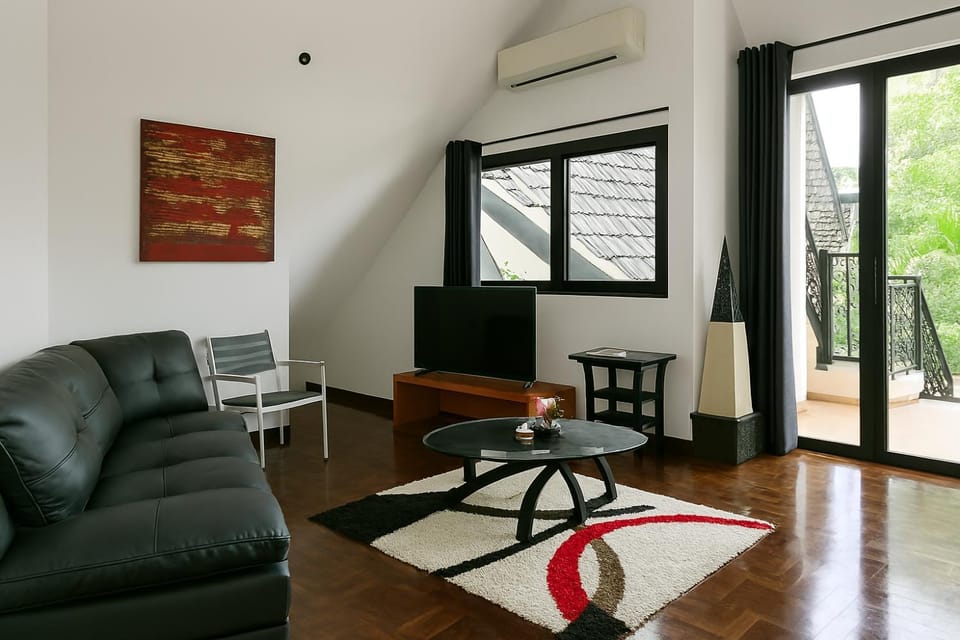 Living room, Seating area, Dining area, air conditioner