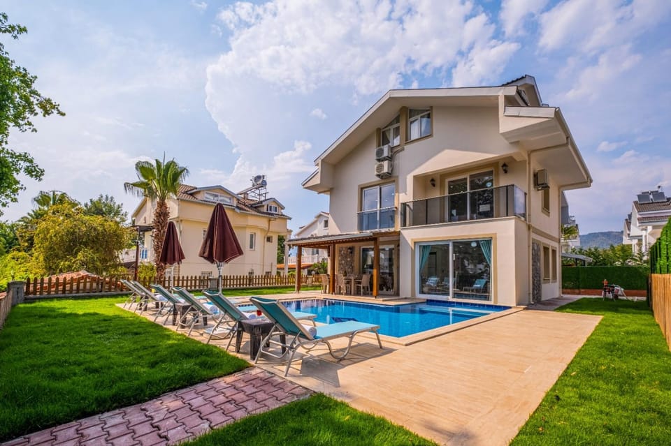 Property building, Garden, Swimming pool