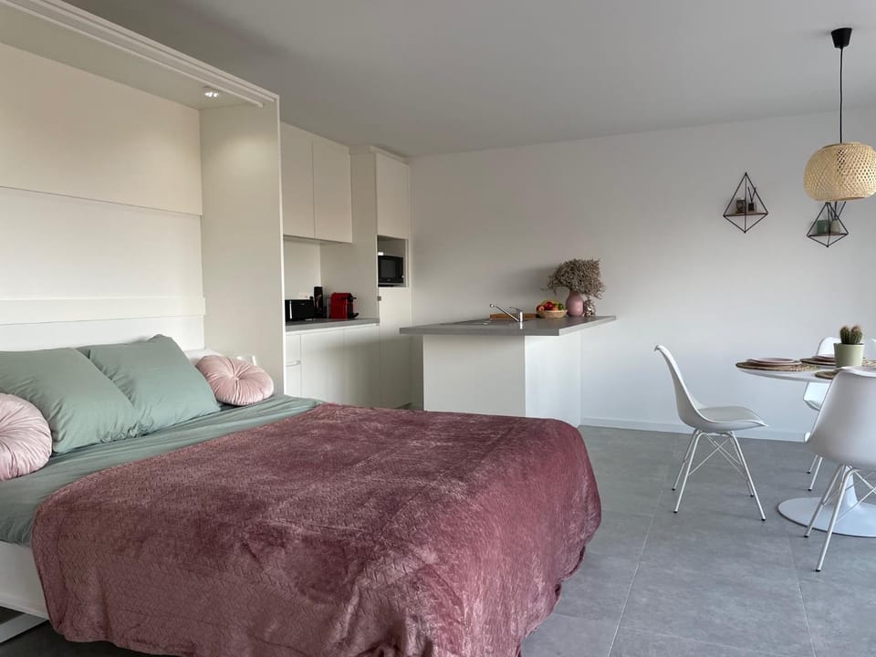 Bed, Kitchen or kitchenette