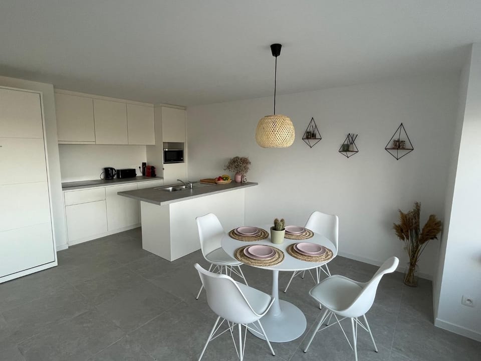 Kitchen or kitchenette, Dining area