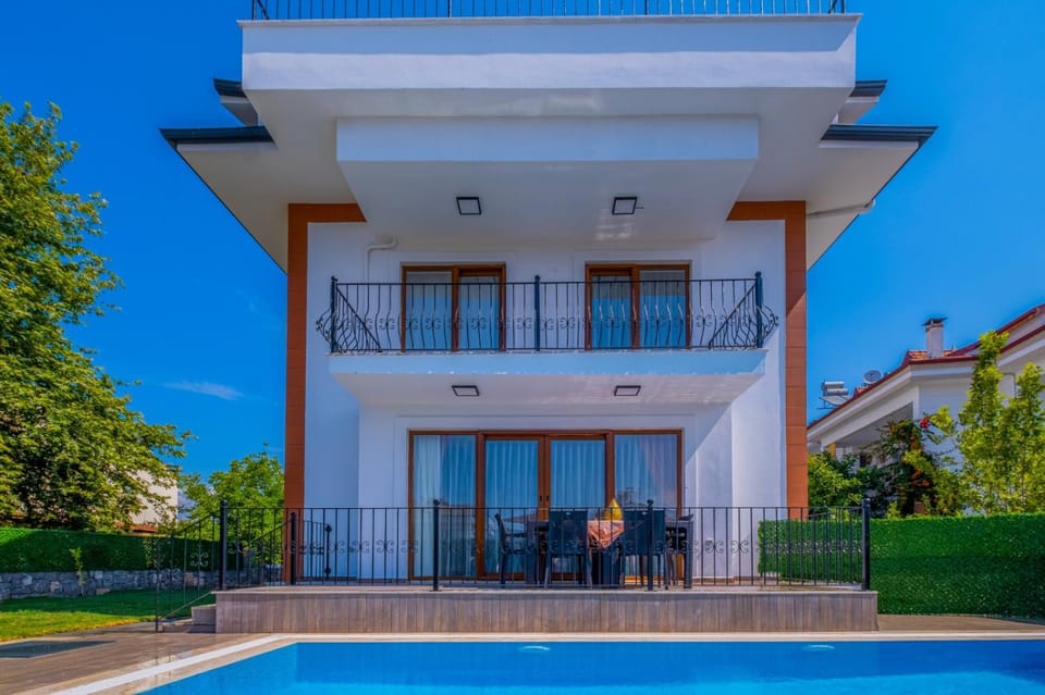 Property building, Patio, Facade/entrance