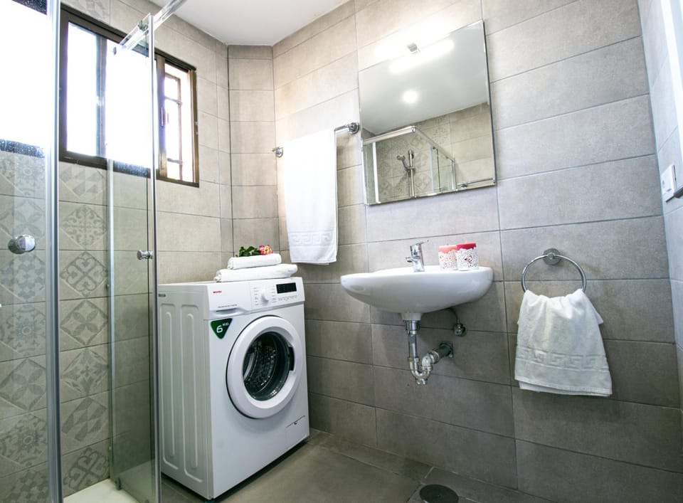Shower, Toilet, Bathroom, towels, washing machine