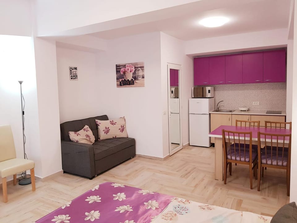 Kitchen or kitchenette, Seating area, Dining area