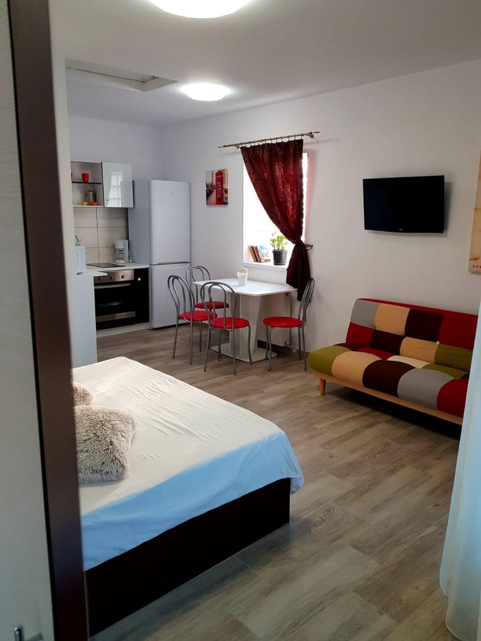 Bed, TV and multimedia, Kitchen or kitchenette, Photo of the whole room, Dining area, Bedroom