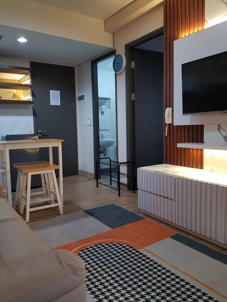 TV and multimedia, Living room, Seating area, Evening entertainment