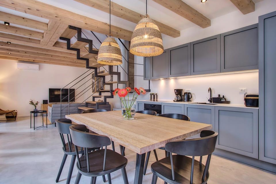 Kitchen or kitchenette, Seating area, Dining area