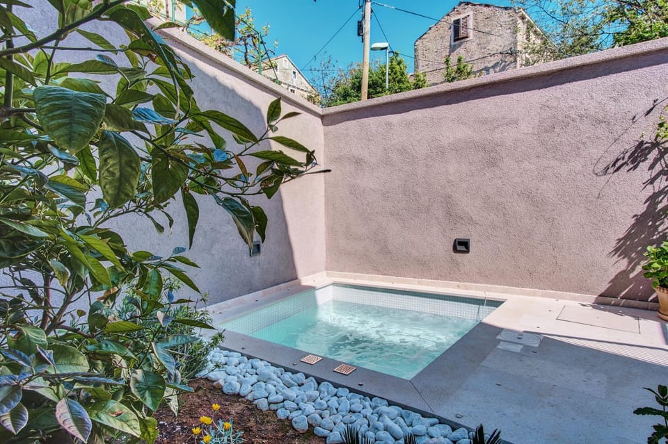 Property building, Garden, Garden view, Garden view, Swimming pool
