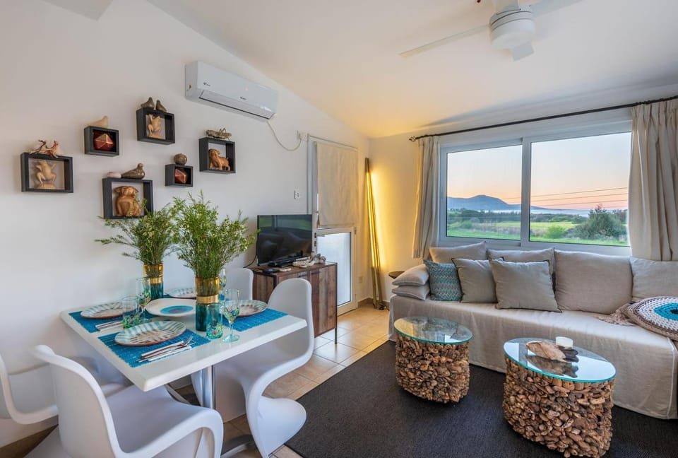 TV and multimedia, Living room, Seating area, Dining area, air conditioner