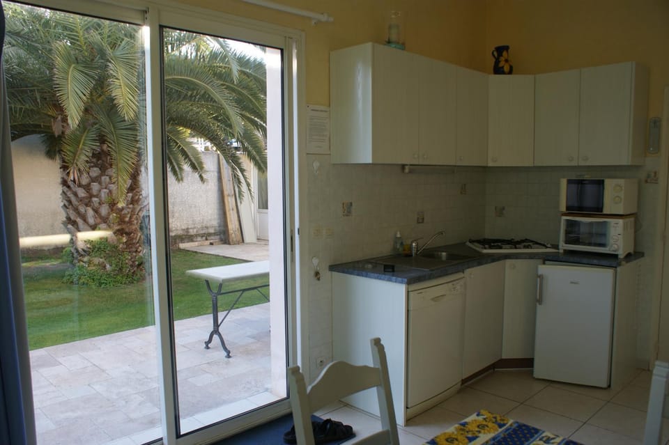GITE MEUBLE POUR 1,2,3,4 PERS AVEC PISCINE à PARTAGER House in Agde