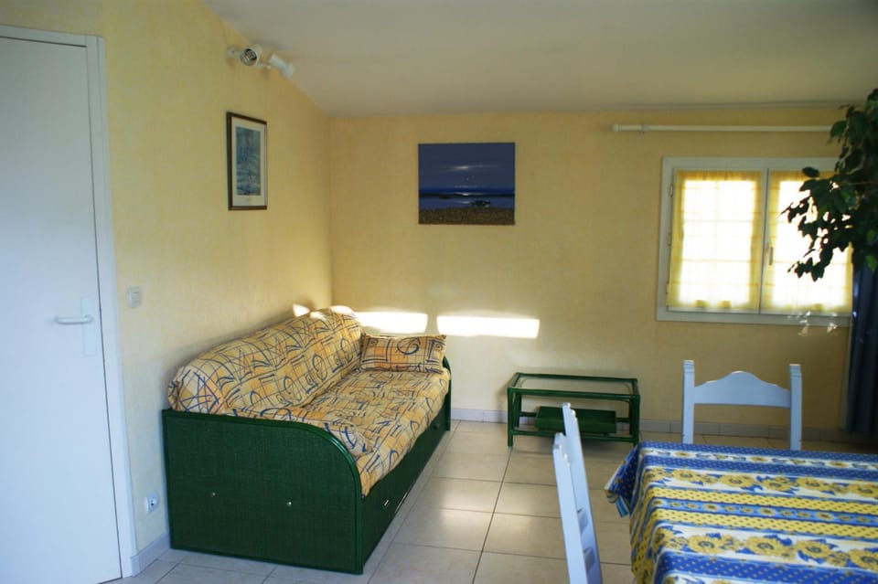 GITE MEUBLE POUR 1,2,3,4 PERS AVEC PISCINE à PARTAGER House in Agde