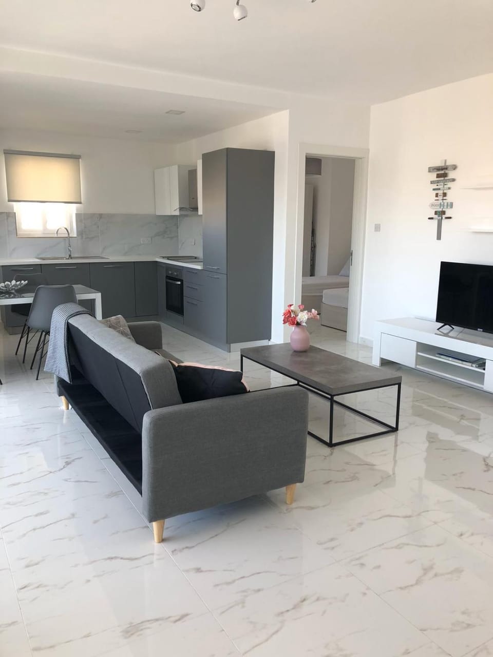 TV and multimedia, Kitchen or kitchenette, Living room, Dining area