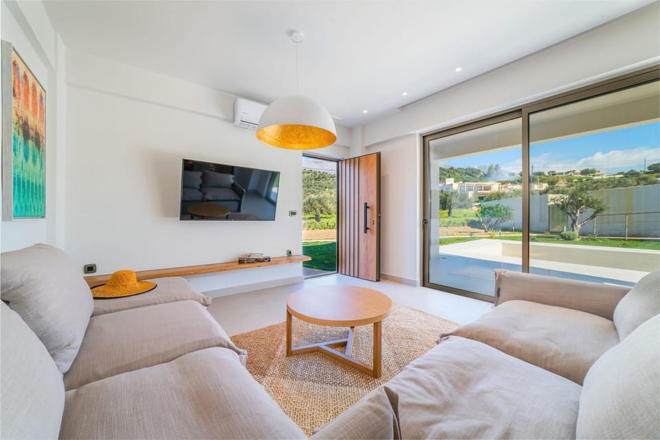 Facade/entrance, TV and multimedia, Living room, Seating area, Evening entertainment, Garden view