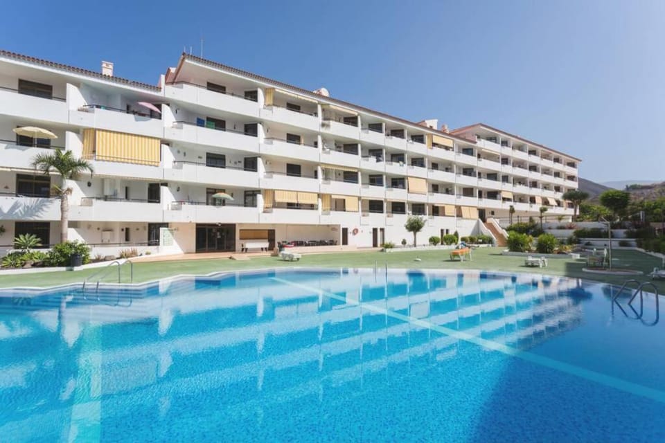 Property building, Day, Pool view, Swimming pool, sunbed