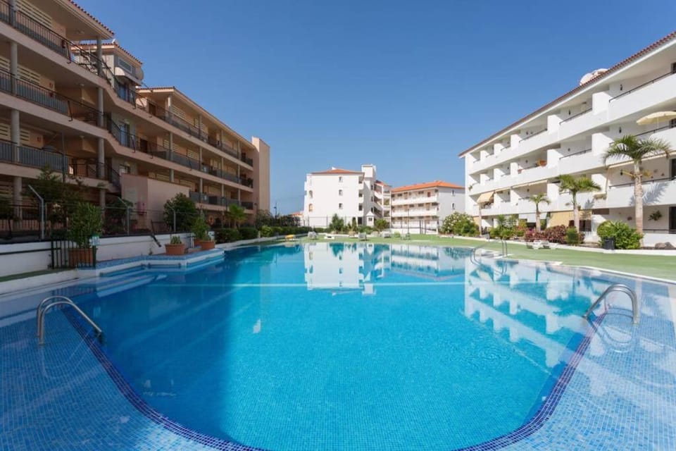 Property building, Day, Swimming pool, sunbed