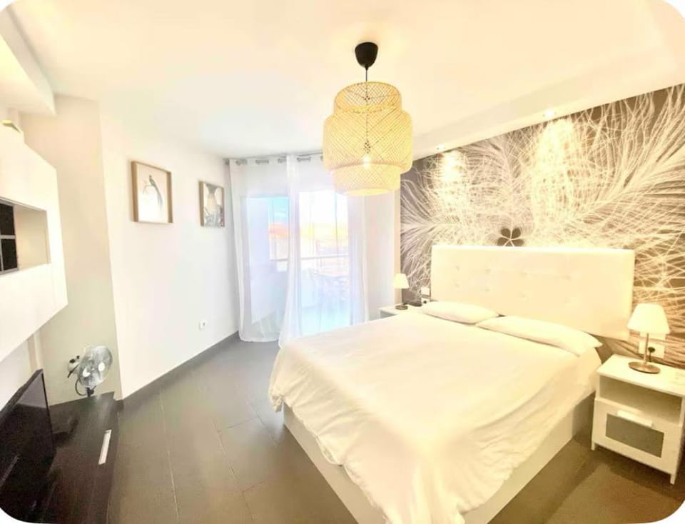 Bed, TV and multimedia, Photo of the whole room, Bedroom