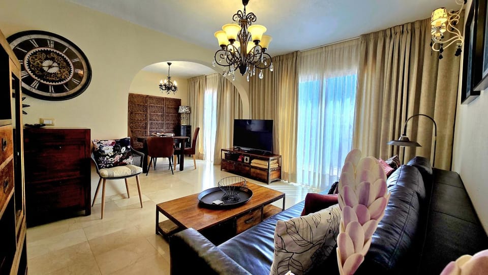 Communal lounge/ TV room, Living room, Seating area, Evening entertainment