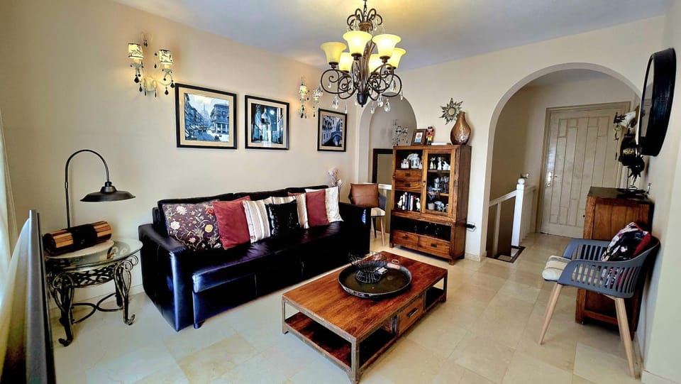 Living room, Photo of the whole room, Seating area