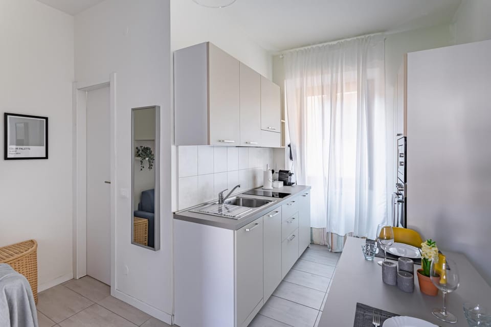 Kitchen or kitchenette, minibar, stove
