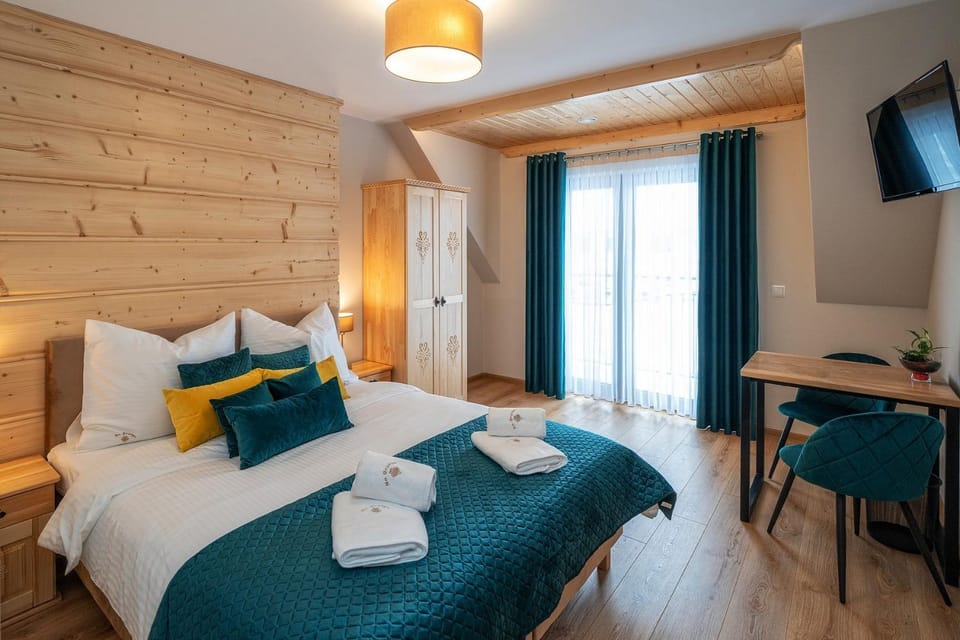 Bed, TV and multimedia, Bedroom