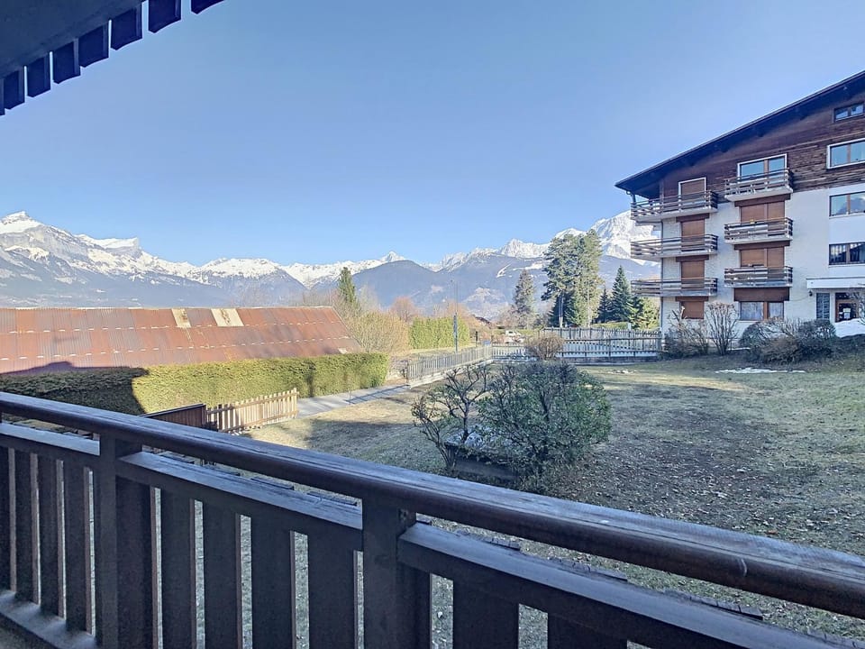Charmant 2 pièces + coin cabine, proche centre Combloux, RDJ, terrasse, parking et casier à skis Cabin in Combloux