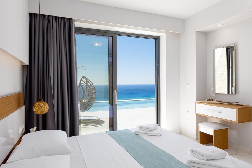 Photo of the whole room, Sea view