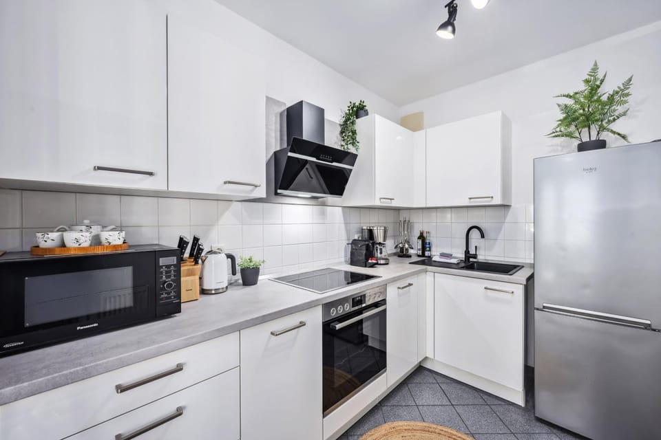 Coffee/tea facilities, microwave, oven, kitchen
