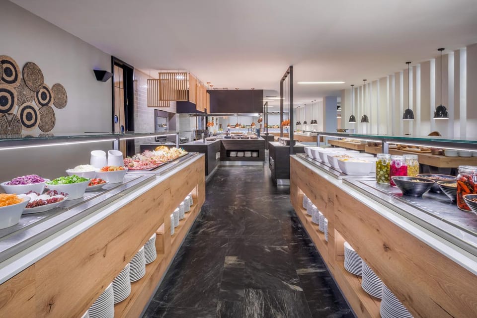Restaurant/places to eat, Food and drinks, Dining area