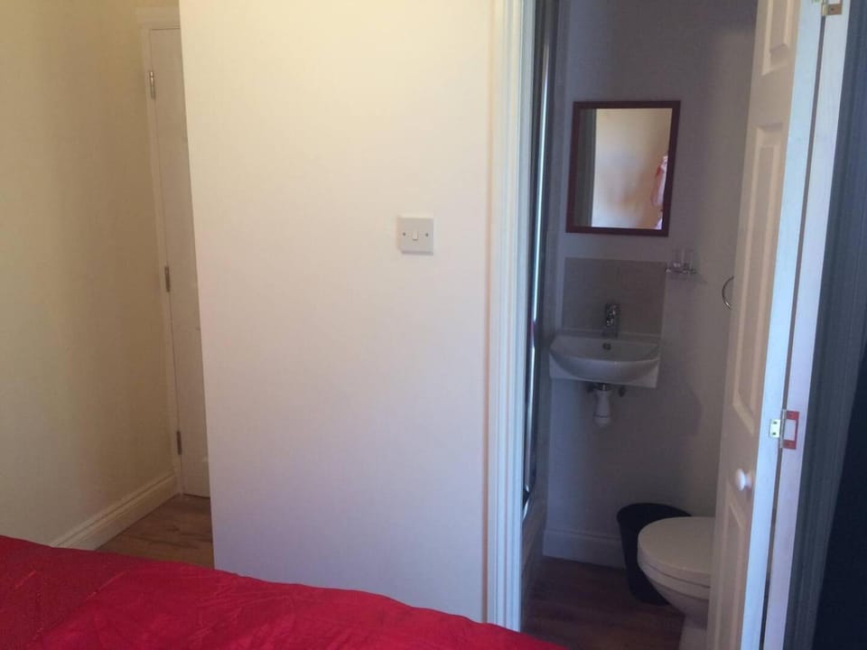 6 Bedroom House For Corporate Stays in Kettering House in Kettering