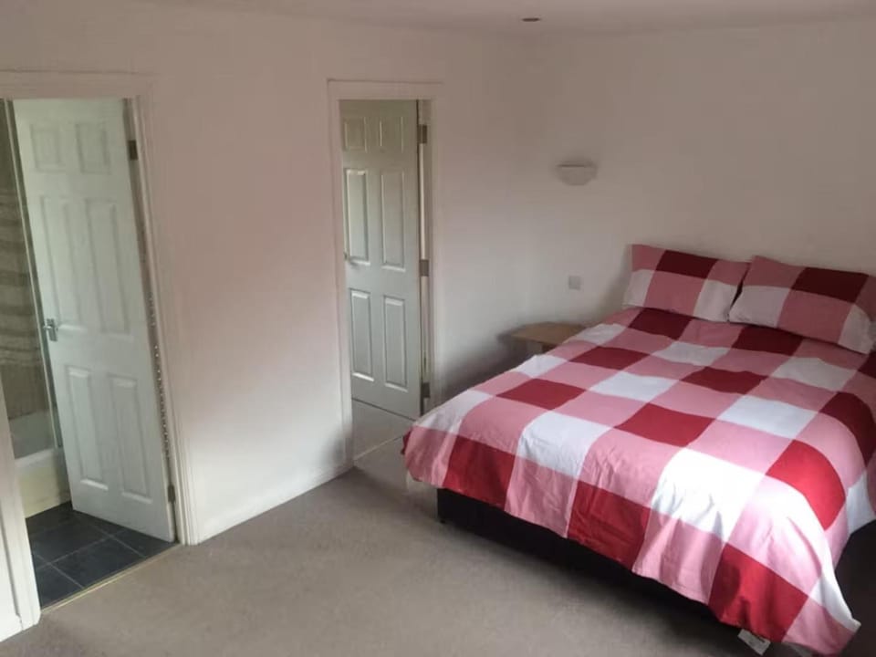 6 Bedroom House For Corporate Stays in Kettering House in Kettering