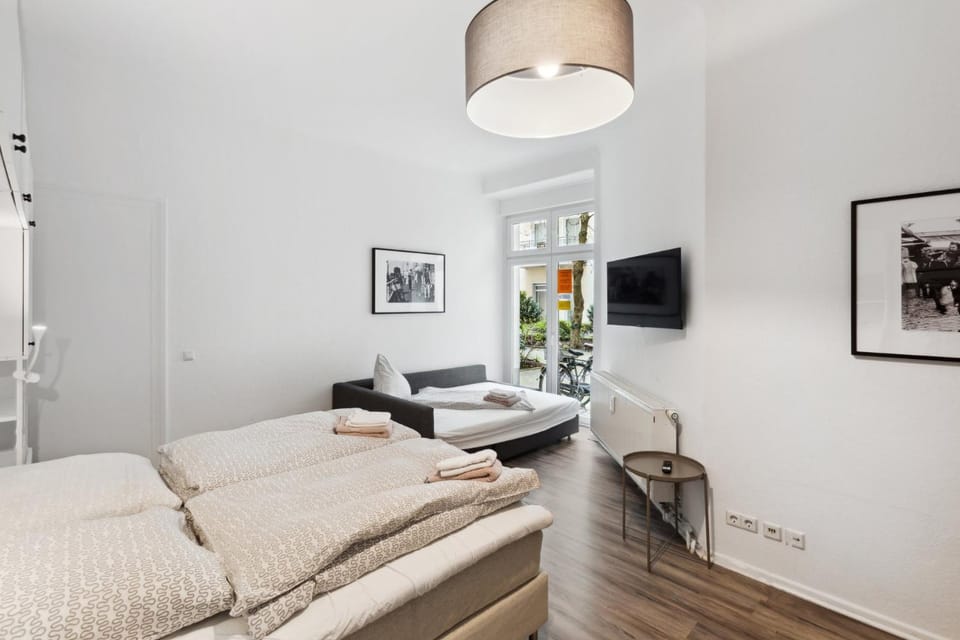 Bed, TV and multimedia, Bedroom