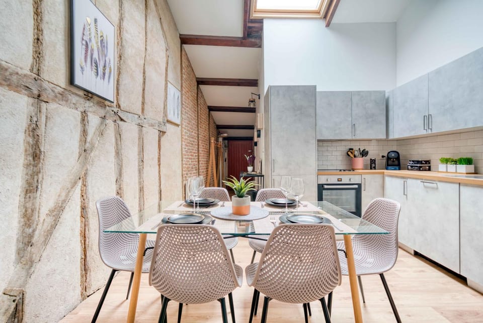 Kitchen or kitchenette, Dining area