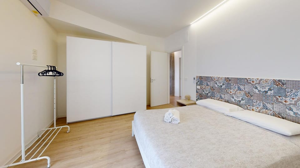 Photo of the whole room, Bedroom, towels, wardrobe
