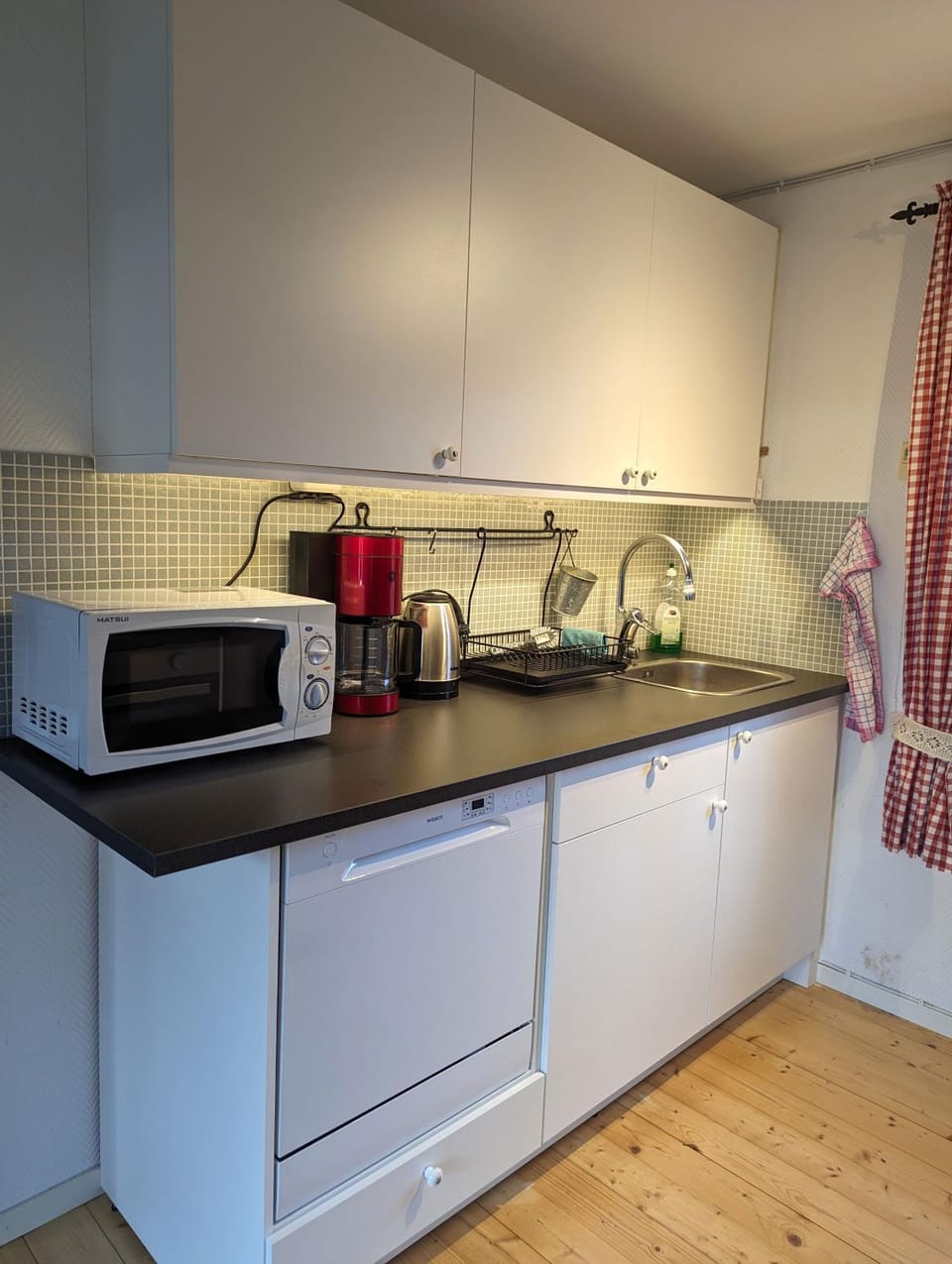 Property building, Coffee/tea facilities, Kitchen or kitchenette, dishwasher, minibar, kitchen