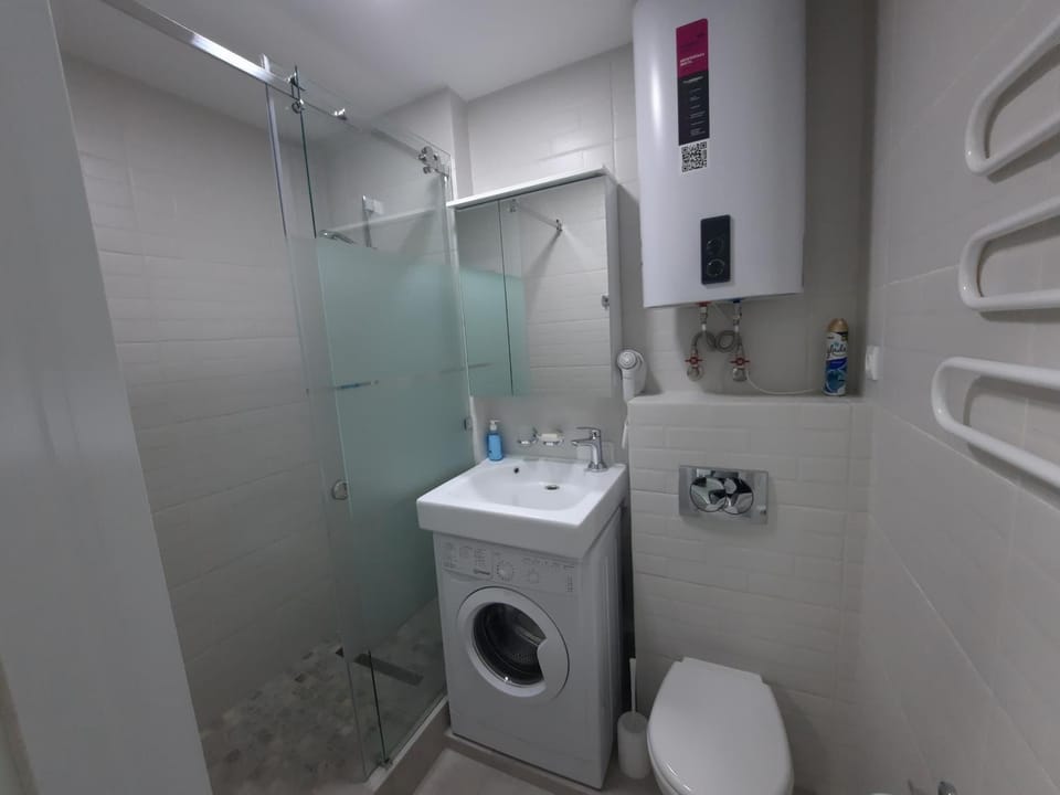 Shower, Toilet