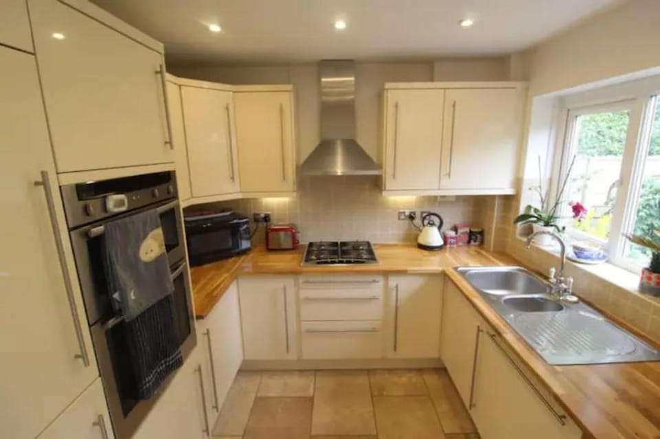 3 Bedroom house-close to Manchester airport-Free parking-private garden House in Manchester